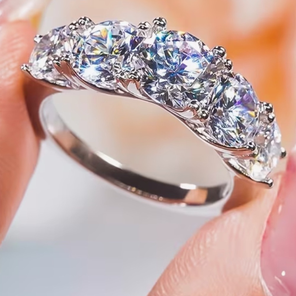 Stunning 3.6 ct 5 stone Moissanite ring. Size 6 NEW, never worn